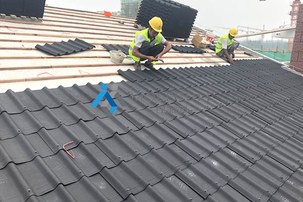 無(wú)錫摩利科為無(wú)錫漁港中學(xué)提供陶感瀝青波形瓦